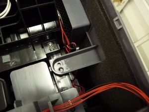 Figura 24 - Tampa lateral direita solta, pronta para remoção.