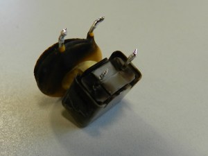 Figura 28 - Componentes removidos da fonte. Os dois estão queimados.