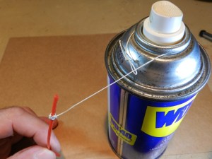 Figura 3 – Laço feito no pescoço da lata de spray.