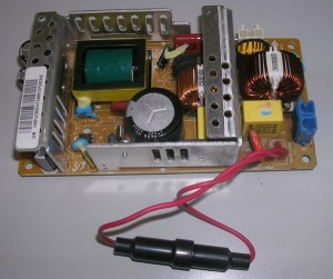 Figura 32 – Aspecto final da placa consertada, onde se nota o porta-fusível aéreo.