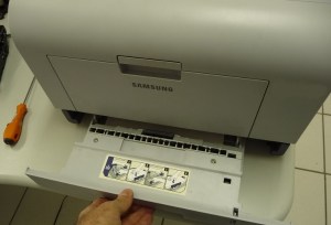 Figura 4 – Retirada da bandeja frontal.