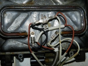 Figura 12 – Conexões da chapa superior. Pode-se notar no meio, a peça marrom, que é a chave térmica.