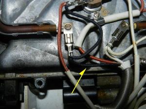 Figura 13 – Detalhes das conexões da chapa superior, onde a seta indica o fio preto que vem da chapa inferior.