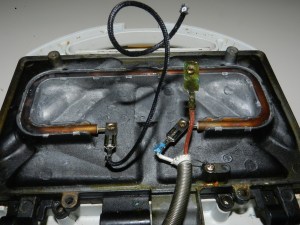 Figura 15 – Fio preto puxado pelo lado da chapa inferior. Foi retirado da mola que transporta a fiação entre as duas chapas (conferir com a figura 7).