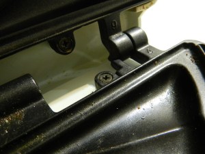 Figura 24 – Parafusos junto às dobradiças da tampa.