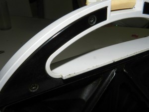 Figura 25 – Parafusos junto às alças da torradeira.