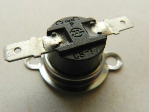 Figura 3 – Chave térmica comercial, semelhante à utilizada na torradeira. A temperatura de acionamento é informada através de um código do fabricante no corpo do produto.