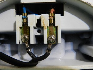 Figura 8 – Local de ligação entre cabo de entrada da rede elétrica e os cabos internos do equipamento, específicos para altas temperaturas (capa de silicone com seda).