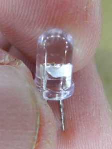 Figura 12 – Foto com o anel (ainda sem difusor de luz), de um LED, onde se nota o "filamento" criado pelo anel de LEDs.