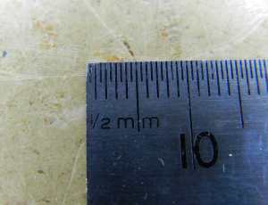 Figura 29 – Foto de uma escala de aço, na qual pode-se ver um pequeno desgaste nos traços iniciais.