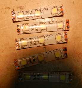 Figura 7 – 5 segmentos da tira de LEDs 5050. Pode-se notar a sombra da lente na parte inferior da imagem, que é o motivo da criação do anel.