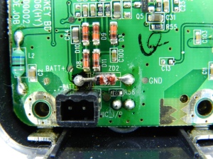 Figura 1 – Detalhe da placa do monofone. Percebe-se o aquecimento da área no entorno do conector da bateria, mas a trilha queimada, não.