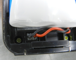 Figura 14 – Detalhe da conexão da bateria. Telefone visto por trás, com a antena para cima.