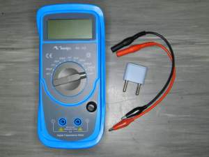 Figura 3 – Capacímetro e pontas de prova e soquete de teste, originais.