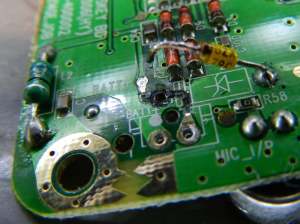 Figura 5 – Placa de circuito impresso, sem o conector da bateria. Foi danificada a trilha até o diodo zener. Notar que o furo do diodo é metalizado.
