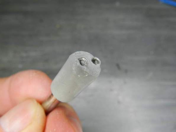 Figura 13 – Plugue em fase de acabamento III. As cavidades junto às alças para soldagem foram aumentadas com palito de dentes.