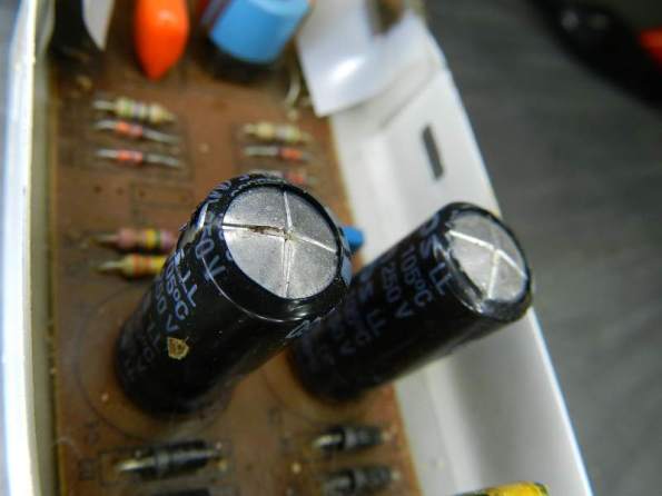 Figura 60 - Estufamento dos capacitores eletrolíticos de reator eletrônico para fluorescentes.