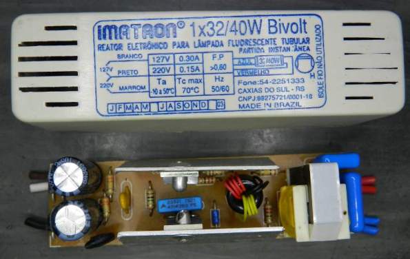 Figura 74 – Reator em caixa plástica, onde os furos de ventilação no lado direito tem rebarbas, obstruindo a passagem de ar.