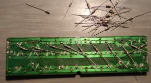 Figura 23 – Colocação dos resistores. Não há lugar para eles no outro lado da placa.