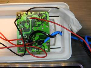 Figura 30 – Detalhe da placa modificada da luz de emergência.