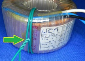 Figura 14 – Espiras para identificação da tensão induzida no secundário. A seta marca o ponto onde é feita a medição da circunferência – ver texto.