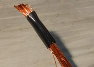 Figura 38 – Colocação de um espaguete curto em cada extremidade do fio a ser enrolado, para auxiliar na passagem pelo núcleo.