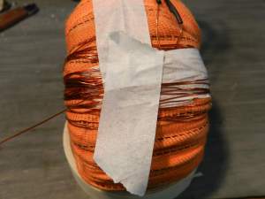 Figura 39 – Segurando o fio com fita crepe, para poder enrolar sem soltar as voltas anteriores.