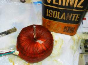 Figura 46 - Deposição do verniz isolante. Notar a broca de 5mm colocada para garantir um espaço no centro do transformador.