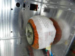 Figura 50 – Transformador montado na fonte de bancada. Foi aplicada uma etiqueta com fita crepe, com as novas características da peça.