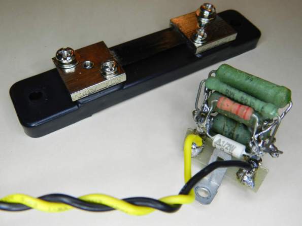 Figura 10 – Shunt original de 50 A e resistores de fio formando um shunt para 10A. Foi trabalhoso construí-lo...