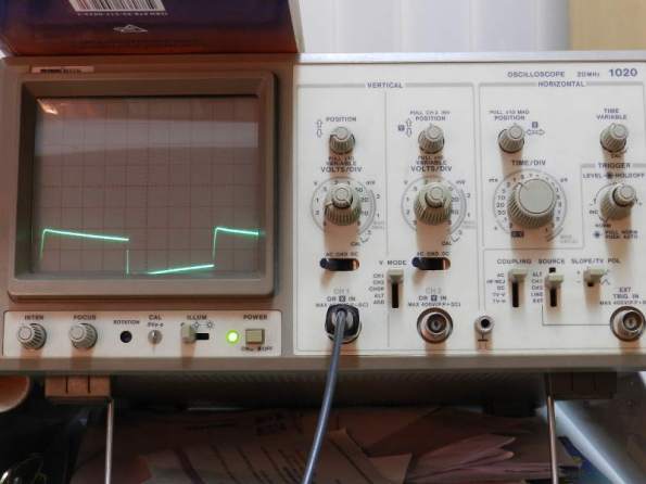 Figura 107 – Alteração da tensão sobre a carga, com cabos finos na fonte de PC, frequência de teste 40Hz.