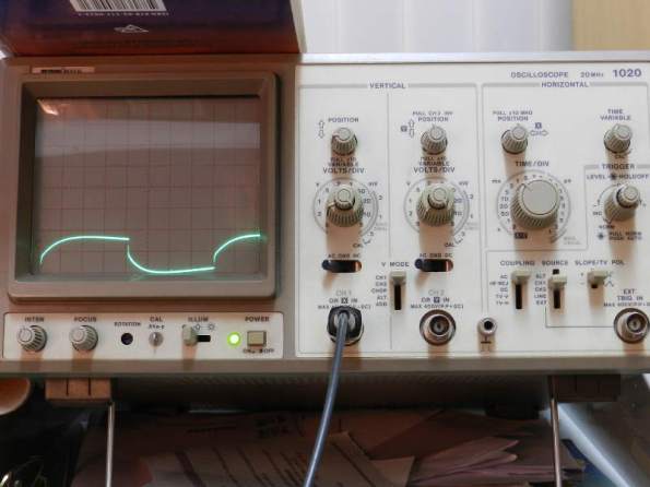 Figura 108 – Alteração da tensão sobre a carga, com cabos finos na fonte de PC e capacitor de 470uF em paralelo com a carga, frequência de teste 40Hz.
