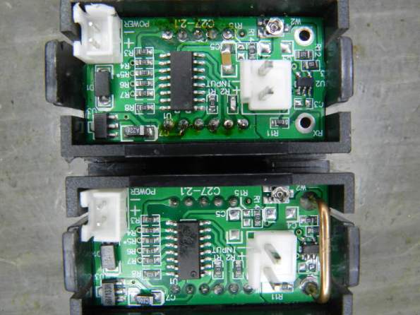 Figura 11 – Amperímetros de 50A e 10A. O shunt é o fio grosso, à direita, embaixo, e corresponde ao modelo de 10A.