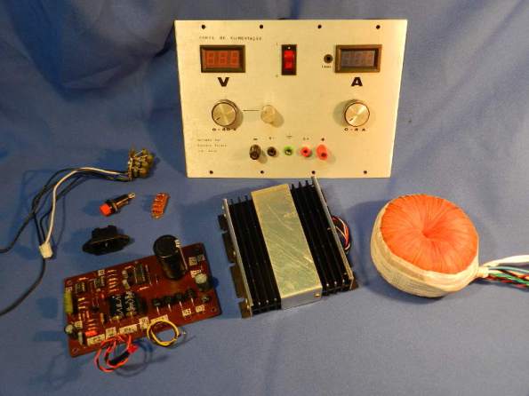 Figura 111 – Peças da fonte, antes da montagem.