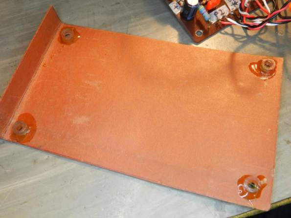 Figura 112 – Detalhe da placa de fibra colocada embaixo da placa de circuito impresso.