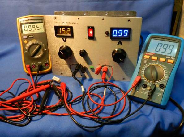 Figura 12 – Teste de corrente a 0,99A, com os 2 multímetros, mais o módulo amperímetro da fonte, ligados em série com a carga. Todos estão iguais.