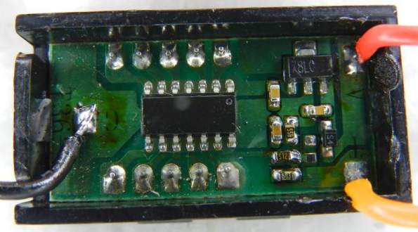 Figura 19 – Vista da placa do mini voltímetro modificado, pode-se notar a mudança de posição do resistor de 68K e a inclusão do fio laranja, que agora é a entrada para medição.