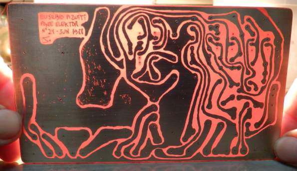 Figura 30 – Placa corroída, onde é possível ver as falhas da cobertura de cobre.