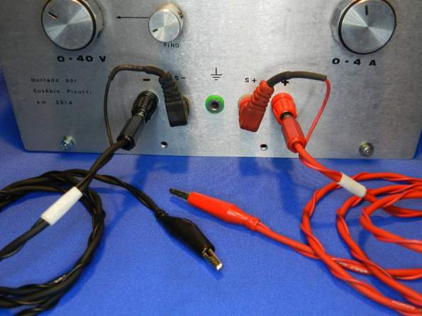 Figura 36 – Cabos compensados, ligados na fonte com os terminais sensores (Us). Cada pólo tem as ligações U e Us unidas somente na garra jacaré.