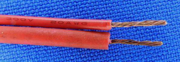 Figura 39 – Comparação entre o cabo superflexível para pontas de prova (abaixo) e um cabinho 20 AWG.