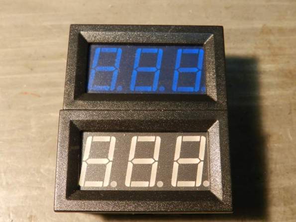 Figura 4 – Dois amperímetros, um deles com a película azul.