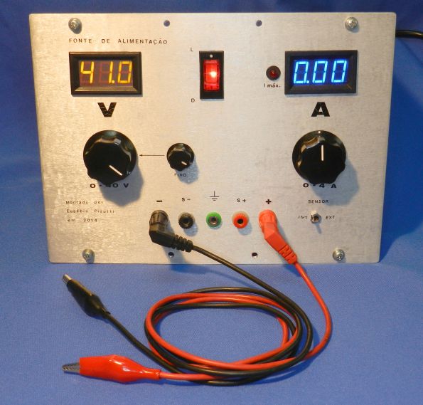 Figura 40C - Fonte com a chave embutida e com cabos comuns para ligação (cabo Minipa MTL-23).