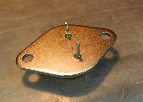 Figura 43 - Transistor TO-3 visto por baixo. O coletor é a parte metálica (carcaça).