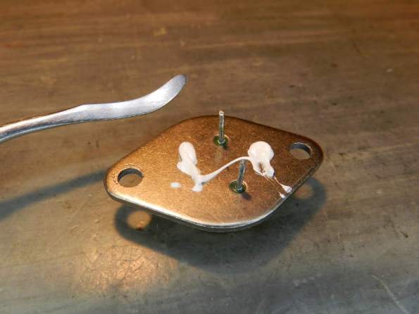 Figura 44 – Quantidade utilizada de pasta térmica e espátula para espalhá-la.