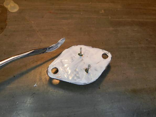 Figura 45 - Pasta térmica depositada sobre a carcaça.