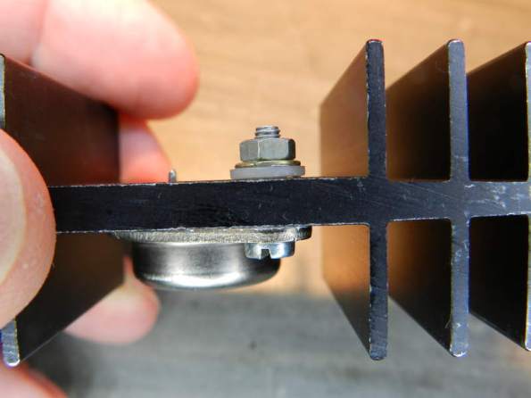 Figura 50 – Parafuso montado no transistor TO-3, sem ligação de coletor. A porca é zincada.