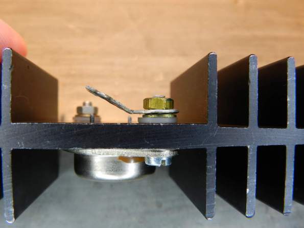Figura 51 - Parafuso montado no transistor TO-3, com ligação de coletor. A porca é de latão, para melhorar a condutividade e evitar oxidação.