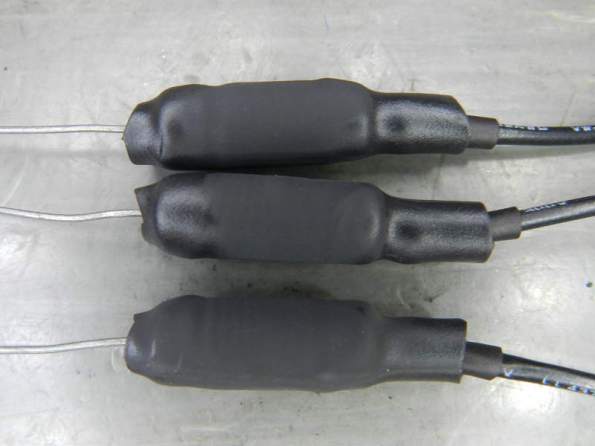 Figura 64 – Resistores de emissor com o segundo espaguete termorretrátil, que protege do contato com superfícies condutoras.