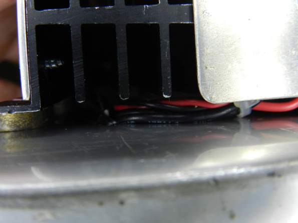 Figura 71 – Passagem dos fios por debaixo dos dissipadores.