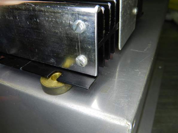 Figura 73 – Posicionamento dos espaçadores de latão de 5mm, para elevar o bloco de potência.